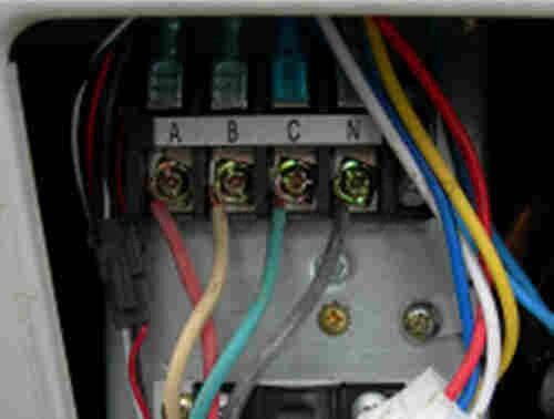 電源線未使用接線耳連接，且未無接地線